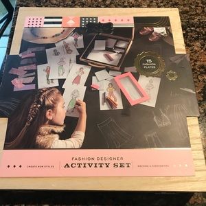 FAO SCHWARTZ DESIGNER PLATE ACTIVITY SET